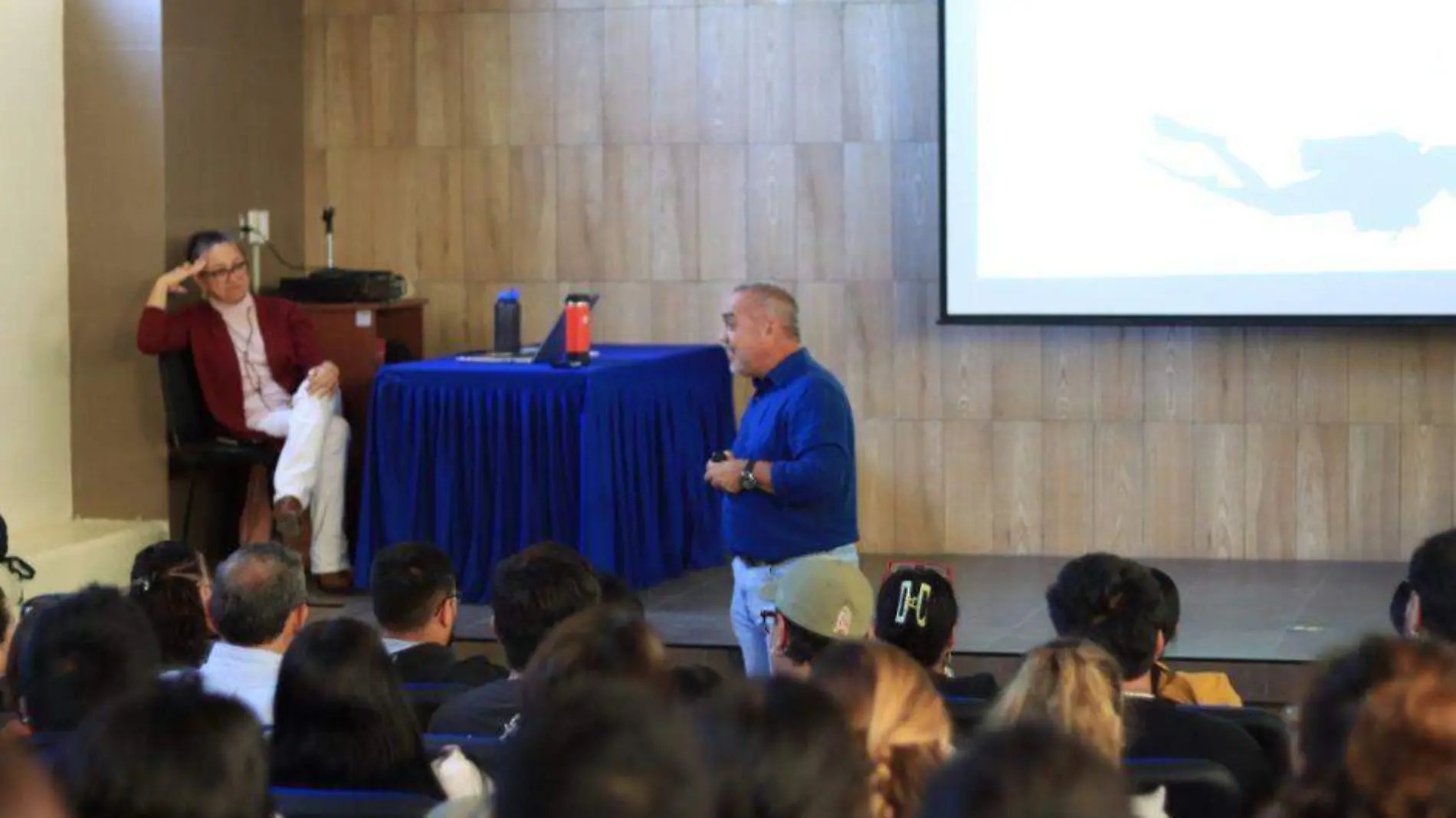 Estudiantes de la UABCS asisten a conferencia sobre buceo científico